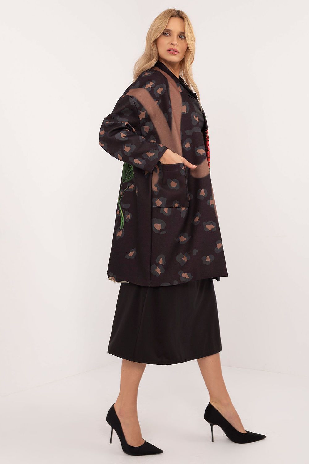 Style and functionality merge in Italy Moda's women's transitional coat, showcasing slip pockets and an exquisite rose print, perfect for everyday elegance.