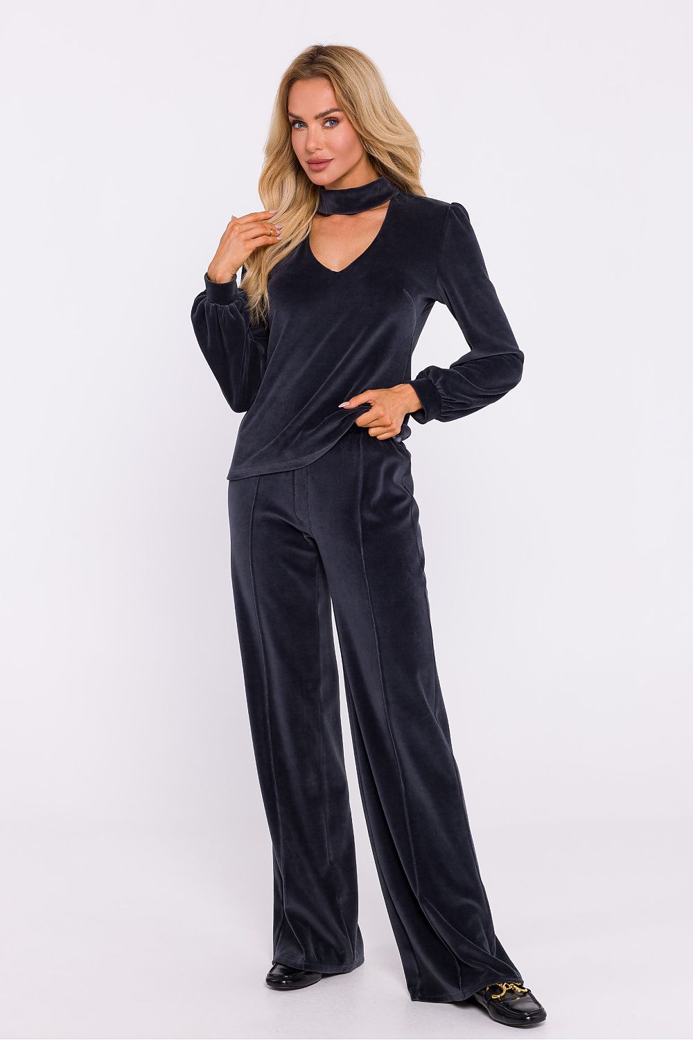 Chic velour blouse from Moe, with sumptuous fabric, halter neck, and light cuffed sleeves for a refined look.