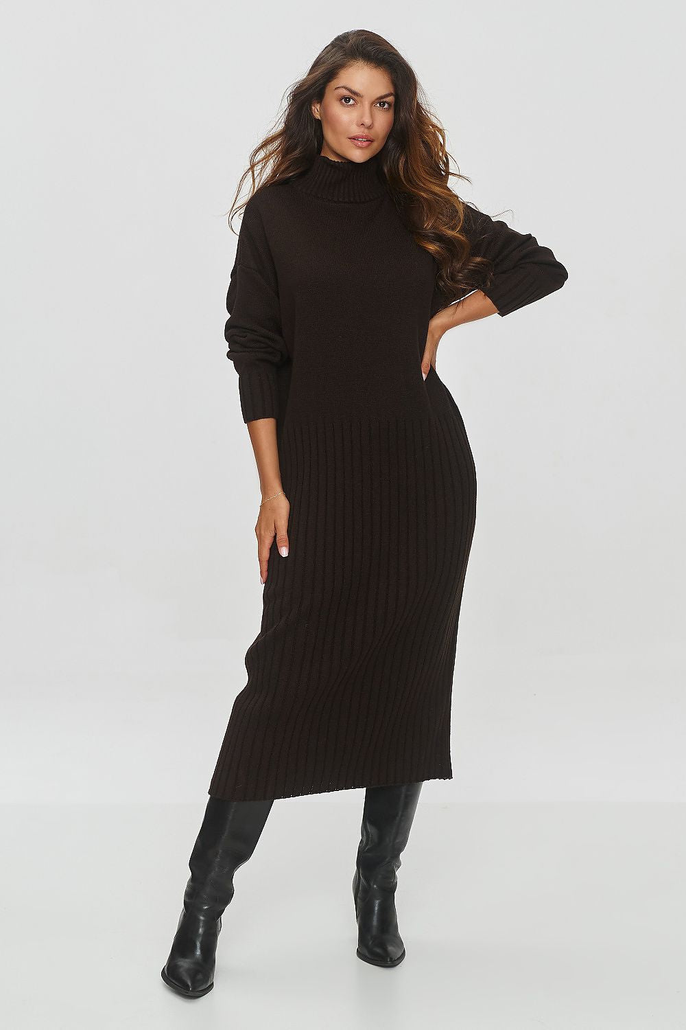 Chic long-sleeve knitted dress by Makadamia, showcasing a minimalist aesthetic and warm design for stylish women.