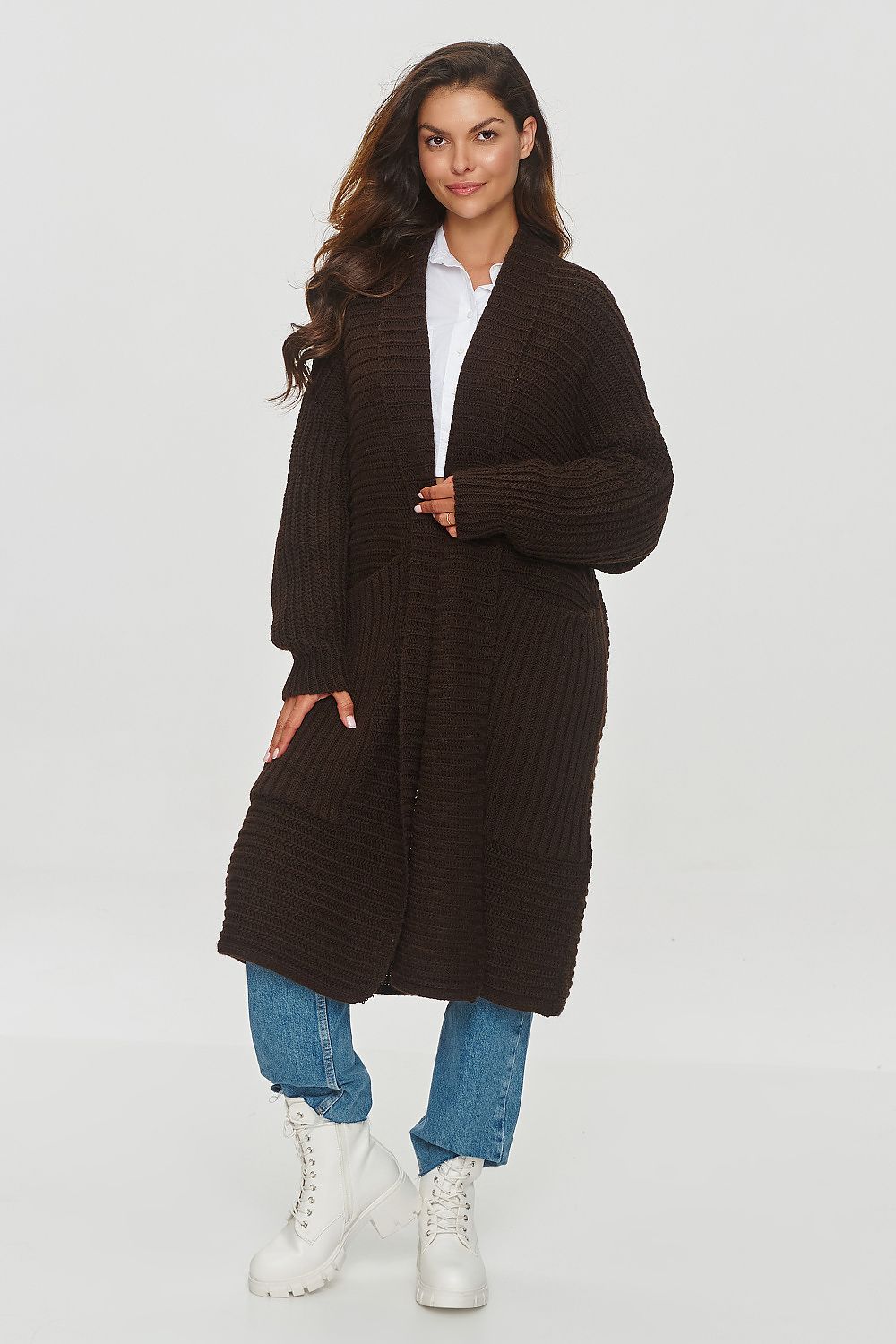 Luxury oversized women's cardigan in soft knit by Makadamia, featuring wide sleeves and stylish pockets, perfect for colder days.