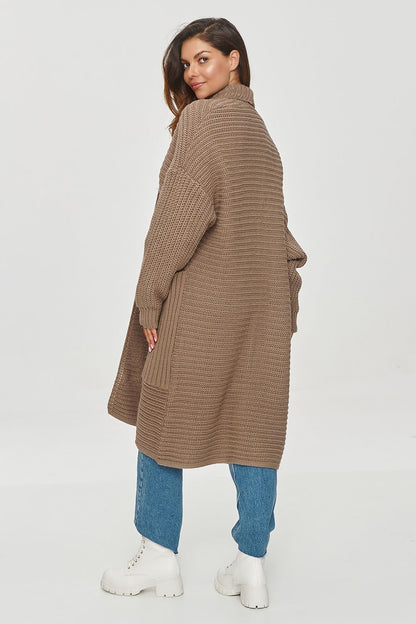 Luxury oversized women's cardigan from Makadamia in soft knit with pockets, perfect for elegance and comfort during cold days.