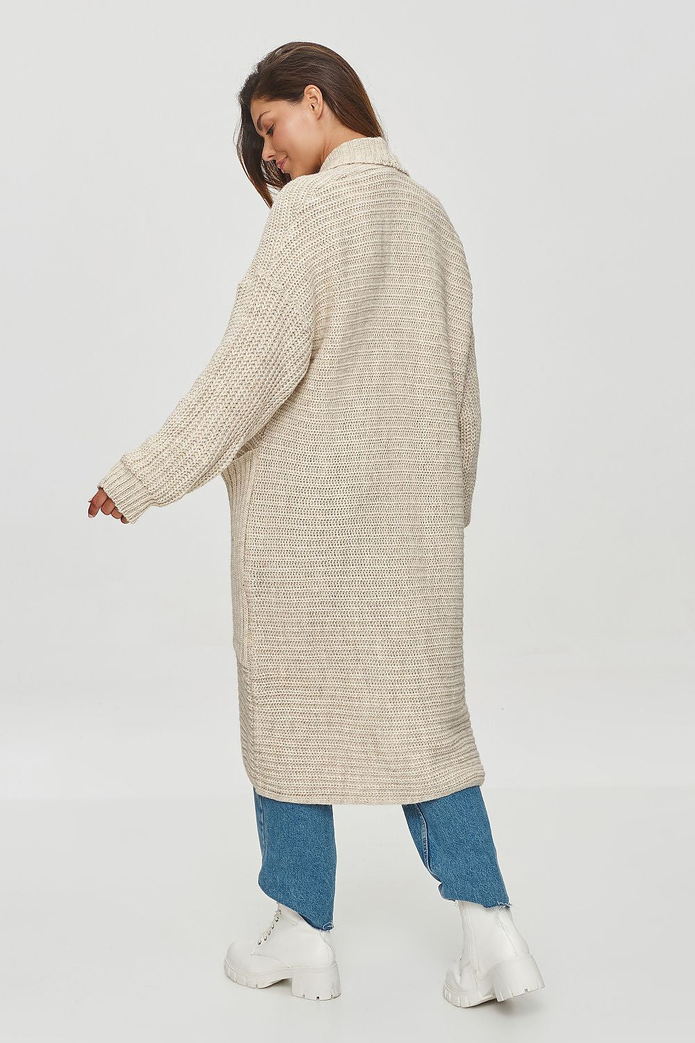 Makadamia's chic oversized women's cardigan with wide sleeves and pockets, exemplifying sophistication and warmth for any occasion.