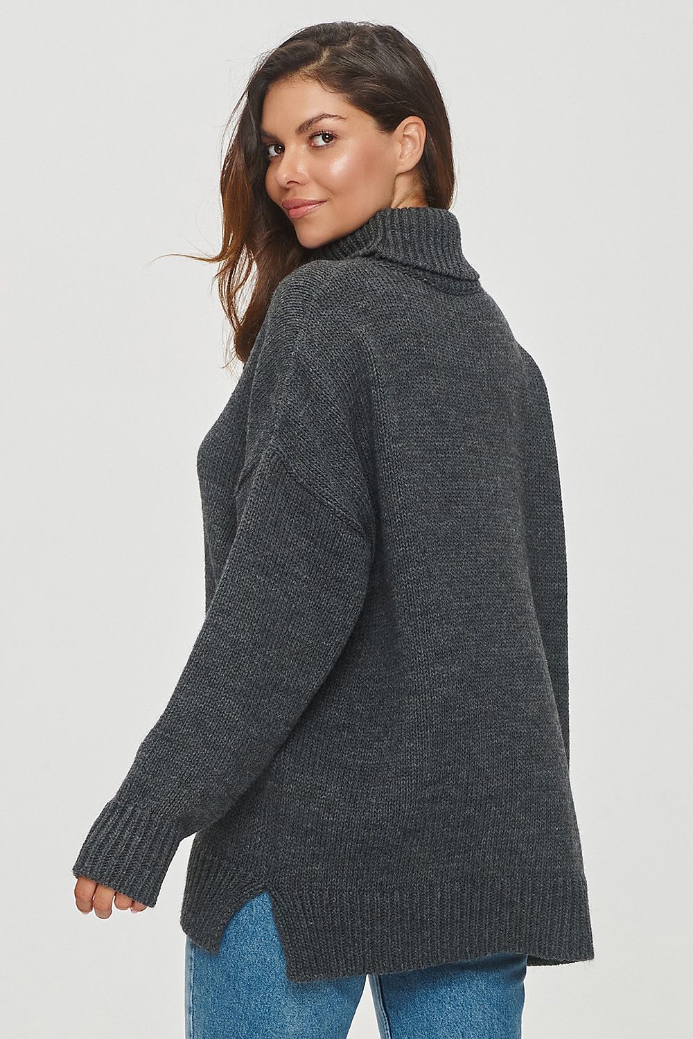 Stylish Makadamia turtleneck pullover made from a cozy blend of acrylic, polyamide, and wool, ideal for effortless sophistication and warmth in casual outfits.