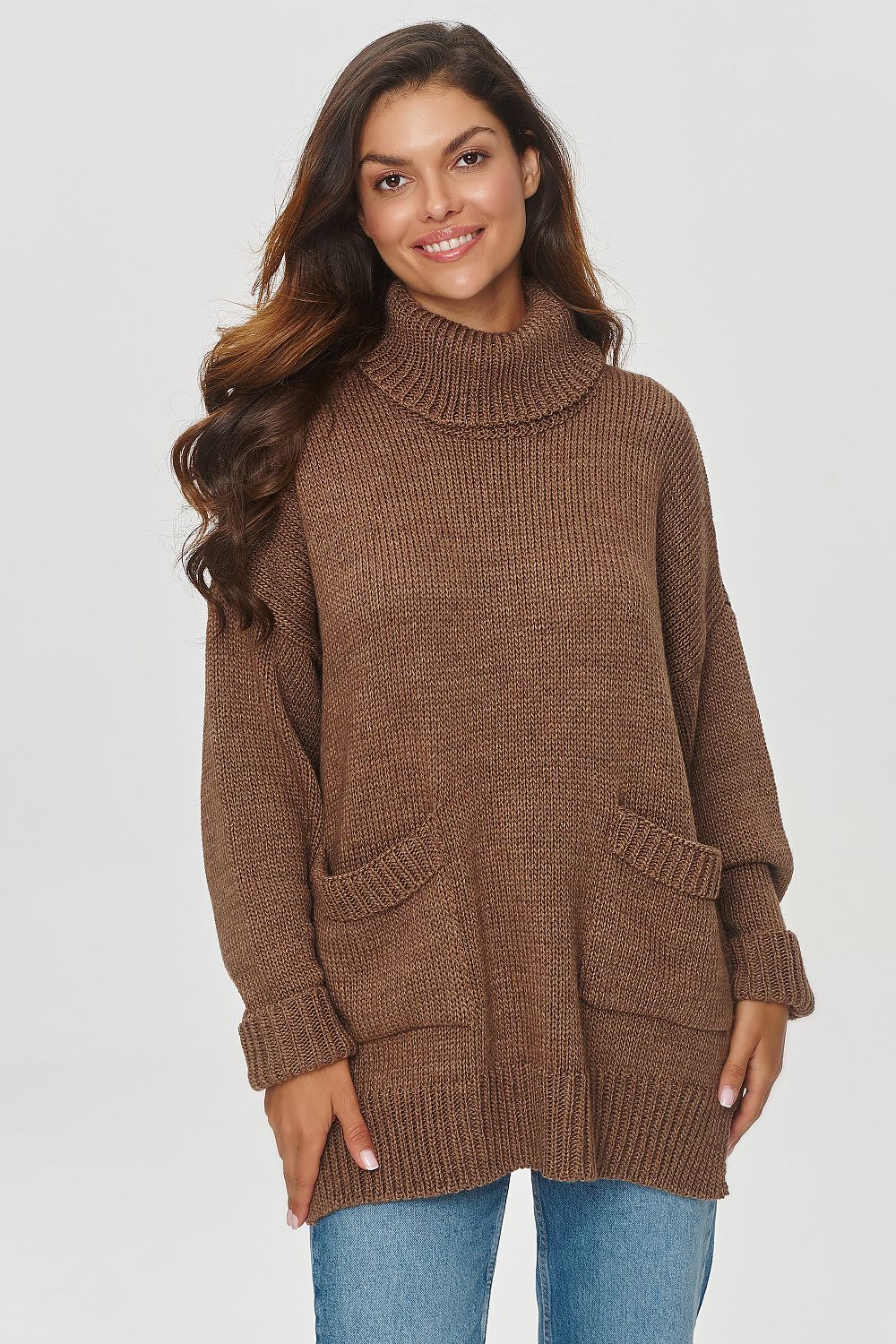 Premium Makadamia women's loose-fit turtleneck sweater with ribbed hem, perfectly paired with jeans or leggings for a contemporary winter look.