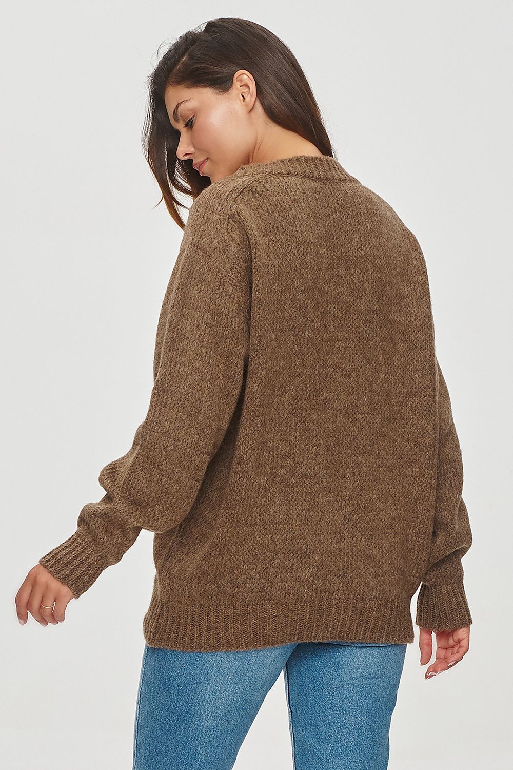 Elegant V-neck women's sweater from Makadamia, showcasing a classic and timeless style in various sizes, ideal for versatile outfits.