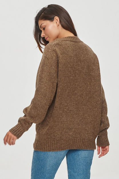 Elegant V-neck women's sweater from Makadamia, showcasing a classic and timeless style in various sizes, ideal for versatile outfits.