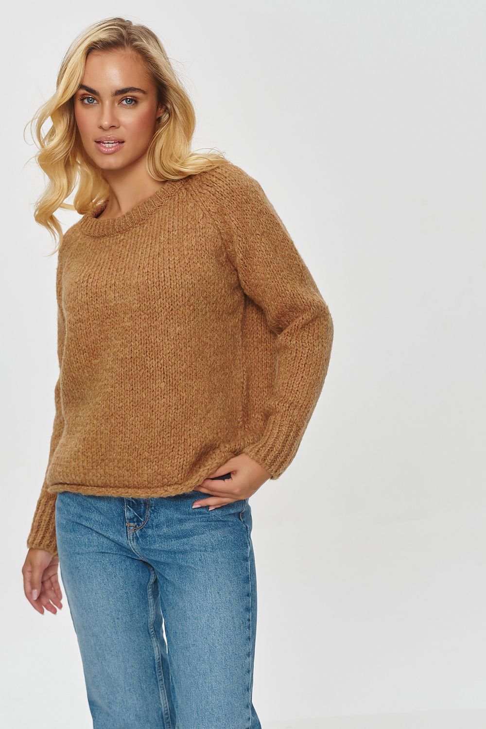 Luxurious Makadamia loose-fitting sweater featuring a classic round neckline and long sleeves, ideal for stylish layering on colder days.