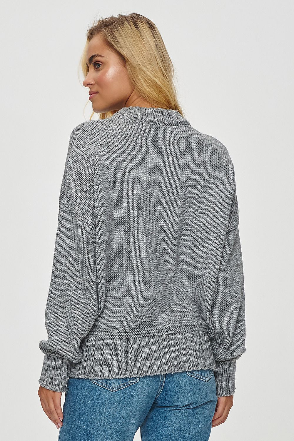 Chic Women's sweater from Makadamia in versatile colours, designed for comfort and sophistication.