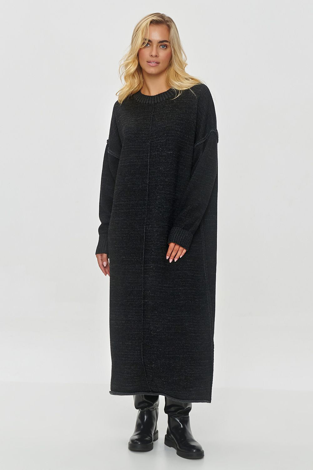 Luxurious oversized long women's sweater by Makadamia, featuring a comfortable acrylic knit and elegant melange pattern, ideal for autumn and winter styling.