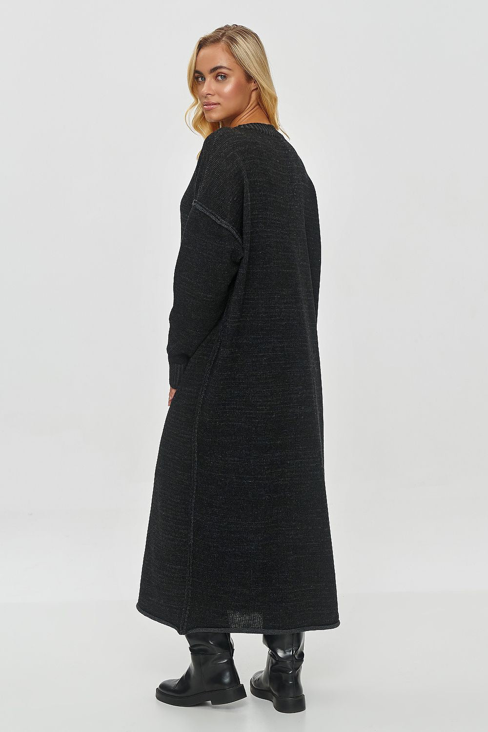 Chic long-sleeve oversized sweater from Makadamia, distinguished by its relaxed fit and fashionable ribbed details, perfect for a sophisticated casual look in colder seasons.