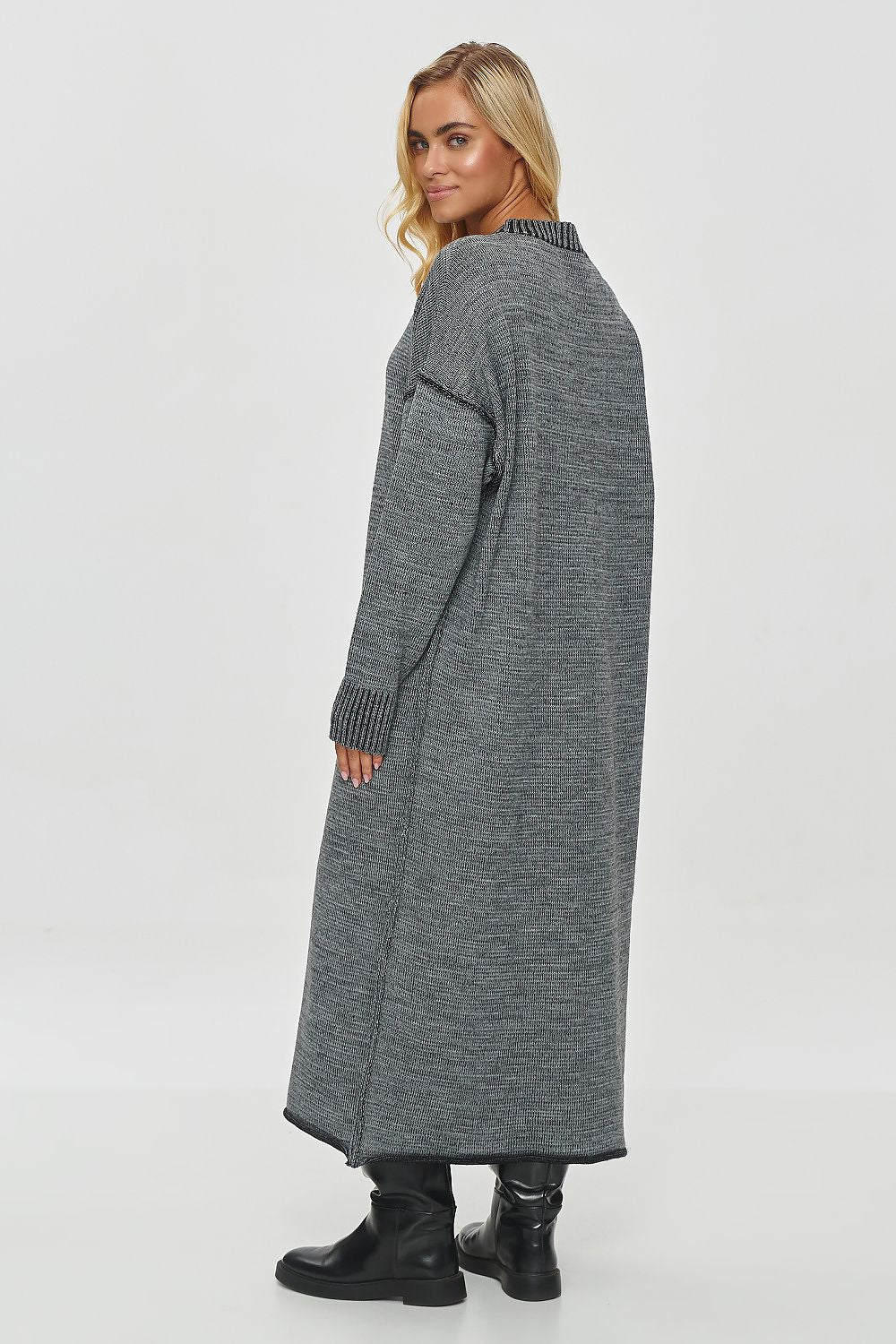 Stylish Makadamia oversized women's sweater with a loose fit, showcasing ribbed sleeves and a vertical seam detail, ideal for creating an elegant silhouette.