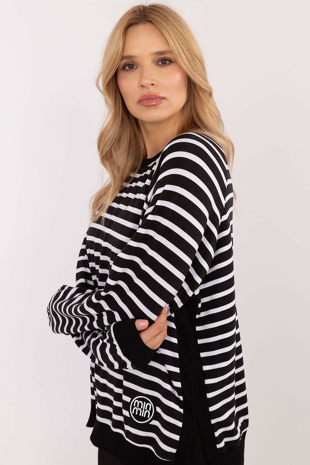Stylish side view of the Relevance elegant striped blouse, showcasing its subtle side slits and lightweight design, ideal for everyday elegance.