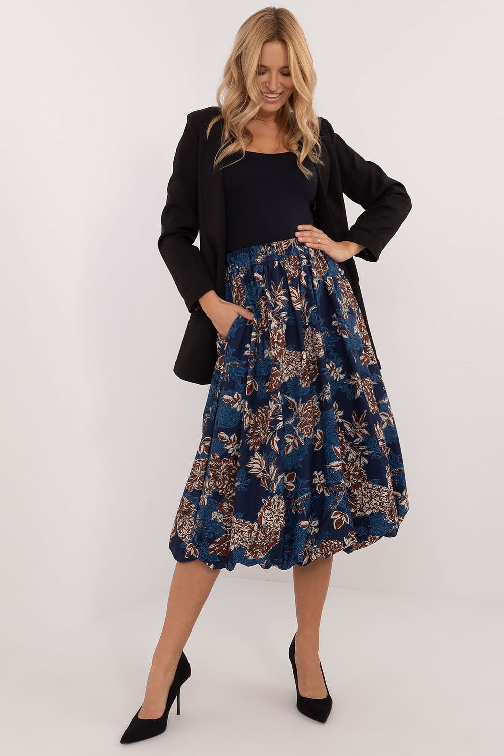 Elegant floral midi bomber skirt with elastic waistband from Italy Moda, perfect for both casual and formal occasions.