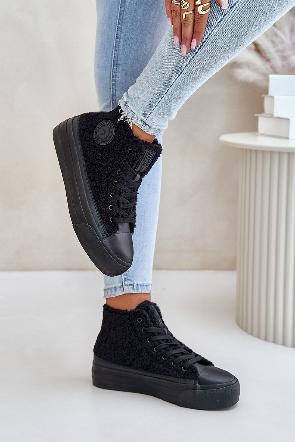 Fashion-forward BIG STAR insulated sneakers crafted from soft sheepskin, offering style and insulation with a 4cm platform.