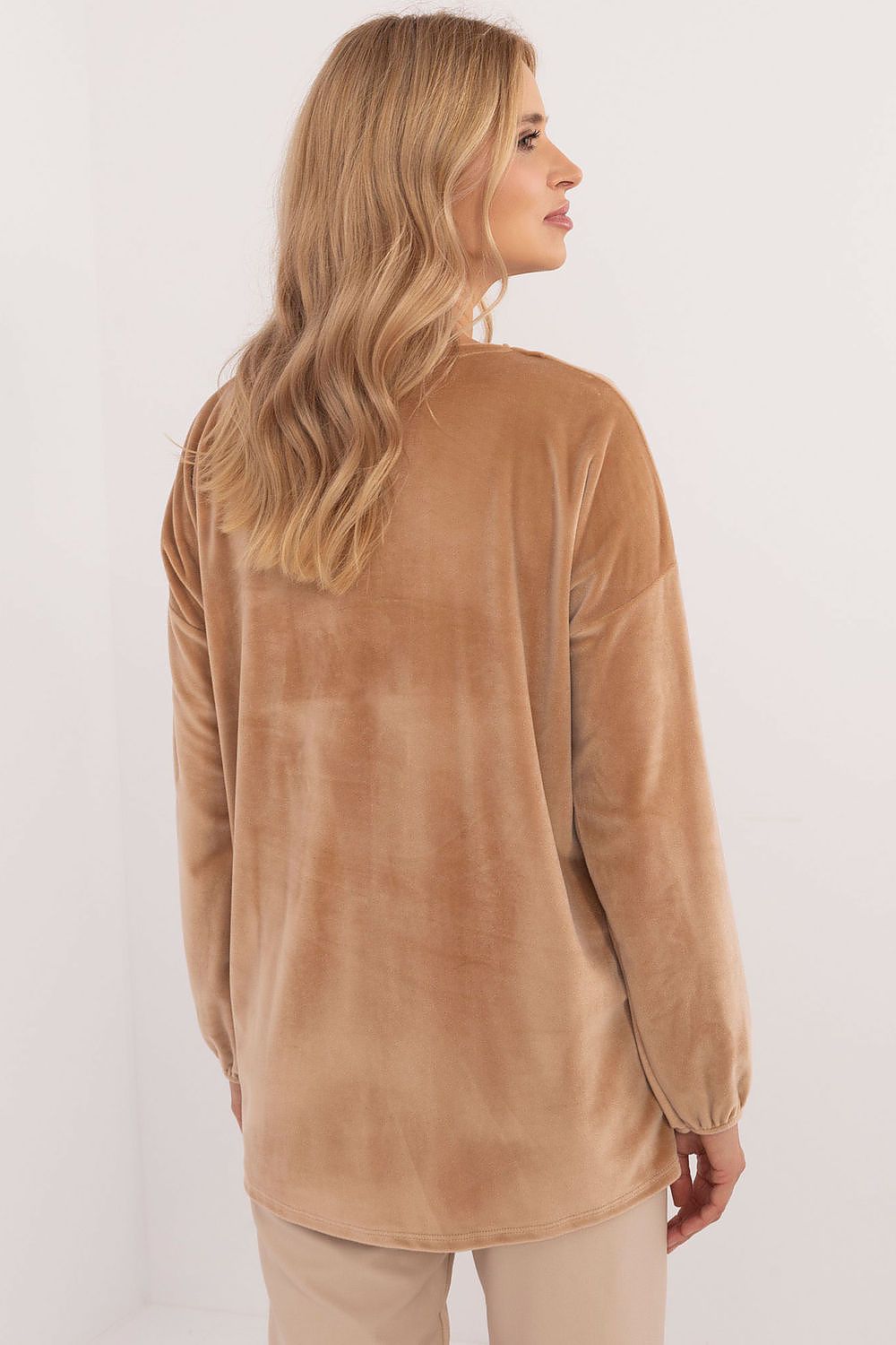 Italy Moda Women's velour blouse displayed in EU size 0, combining style and flexibility for everyday elegance.