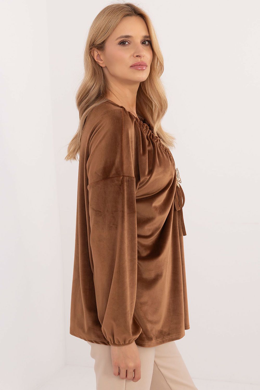 Chic Italy Moda velour blouse with decorative creasing, perfect for versatile everyday styles and feminine fashion statements.