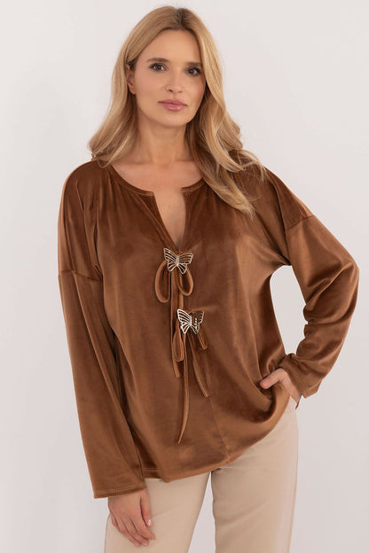 Elegant velour blouse with butterfly ties by Italy Moda, featuring long sleeves and a heart neckline, perfect for adding a touch of glamour to everyday wear.