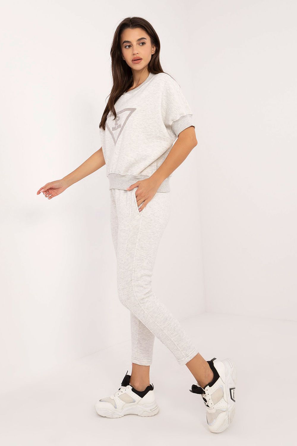 Tapered pants of the Luxury Women's Insulated Casual Sweatshirt Set by Factory Price, highlighting the high waist and practical side slip pockets for everyday comfort.