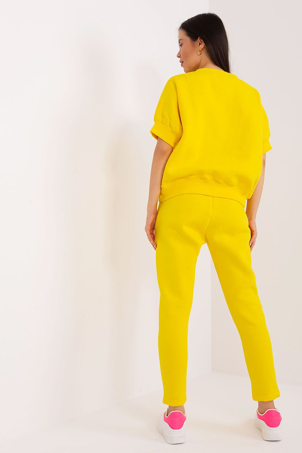 Elegant tapered pants from Factory Price, made with a high waist design and side slip pockets, complementing the insulated sweatshirt.