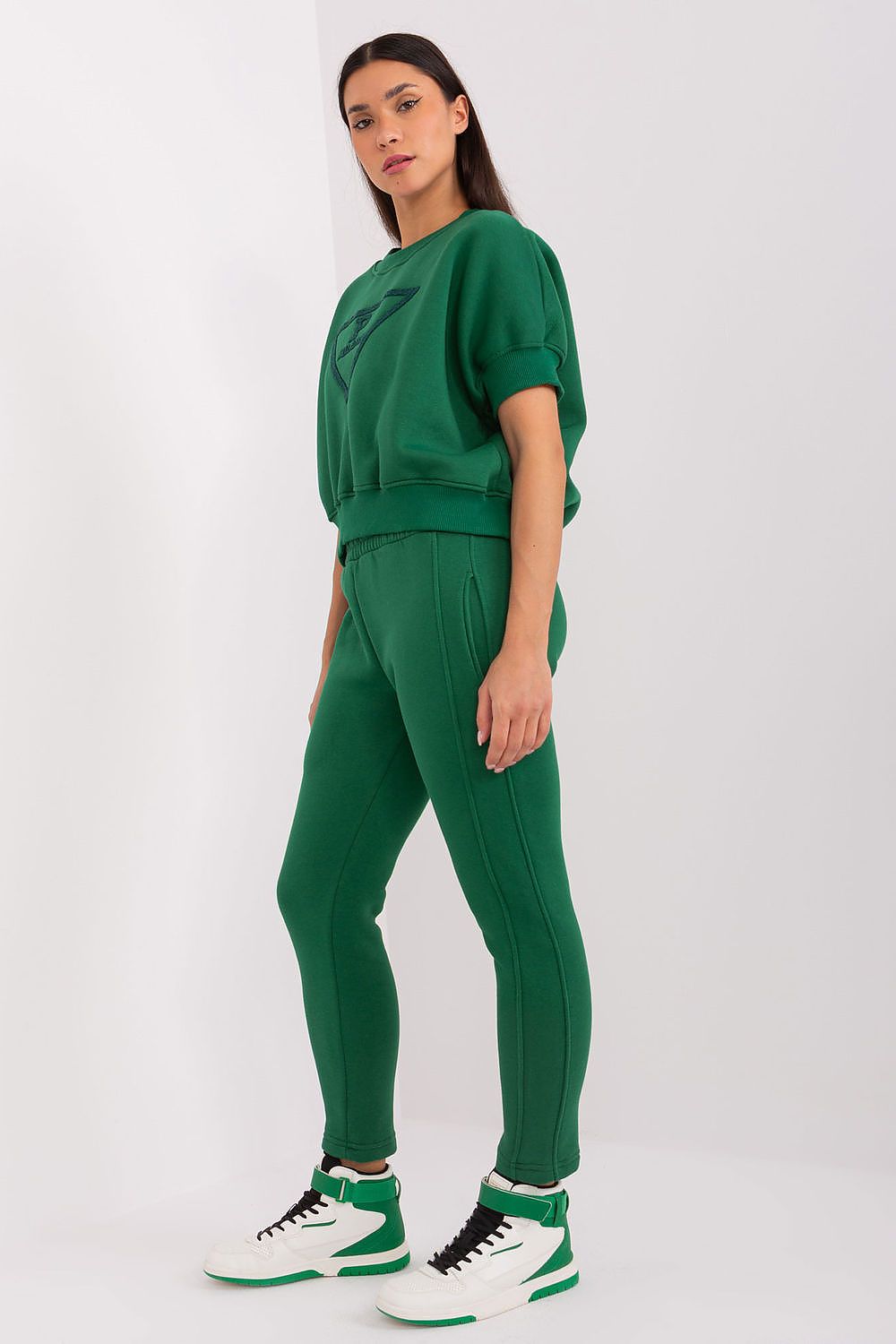 Stylish and practical side slip pockets on the tapered pants of the Luxury Women's Insulated Casual Sweatshirt Set by Factory Price, designed for everyday wear.