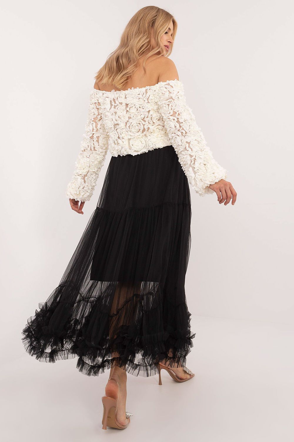 Versatile and Elegant Maxi Tulle Skirt in Soft Polyester by Factory Price, featuring an elegant ruffle detail, ideal for both casual outings and formal events.