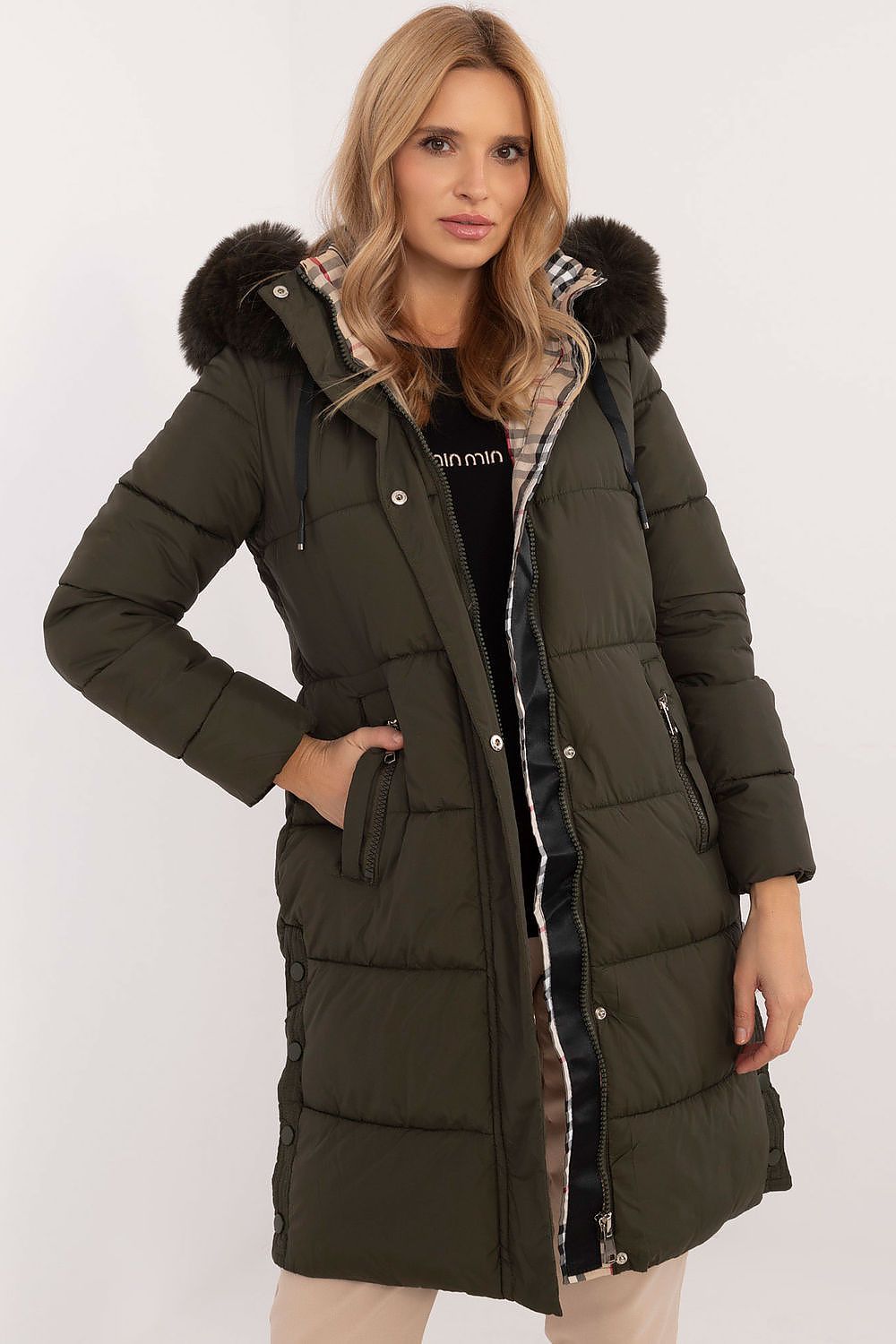Fashionable extended-length quilted jacket with a sleek design, made from high-quality polyester, ideal for the discerning consumer from Factory Price.