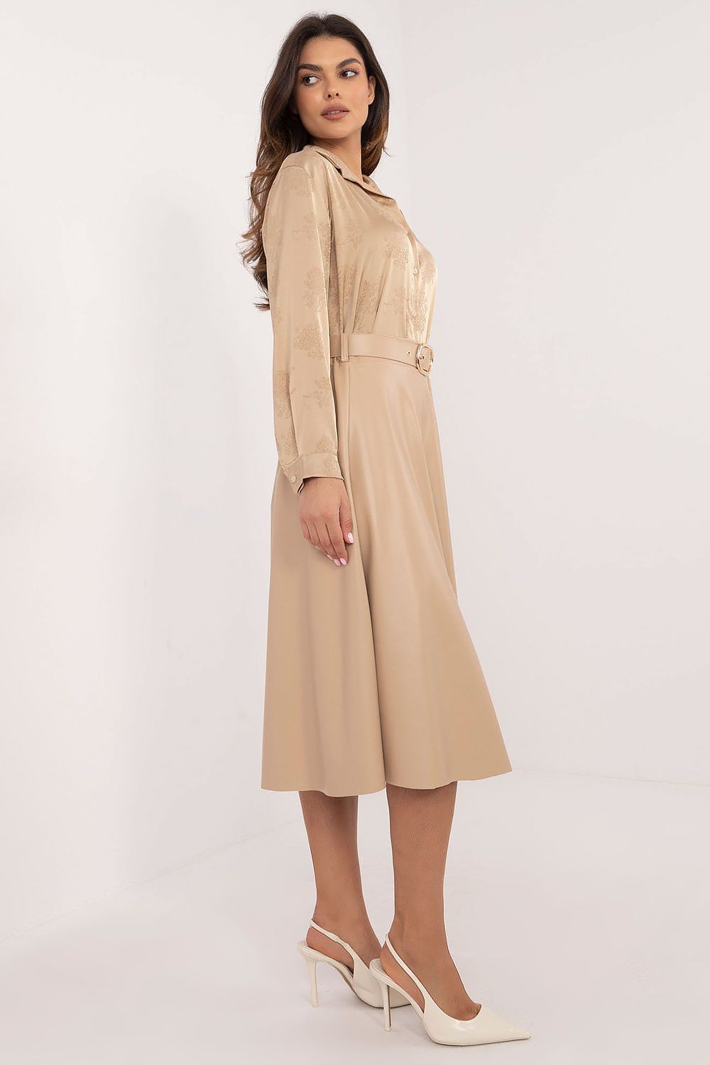 Close-up of Italy Moda imitation leather skirt, highlighting the luxurious smooth texture and elastic waistband design.