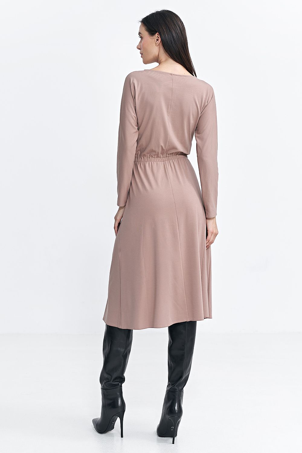 Close-up of the boat neckline and long sleeves of the Nife Elegant Midi Daydress, crafted for comfort and sophistication.