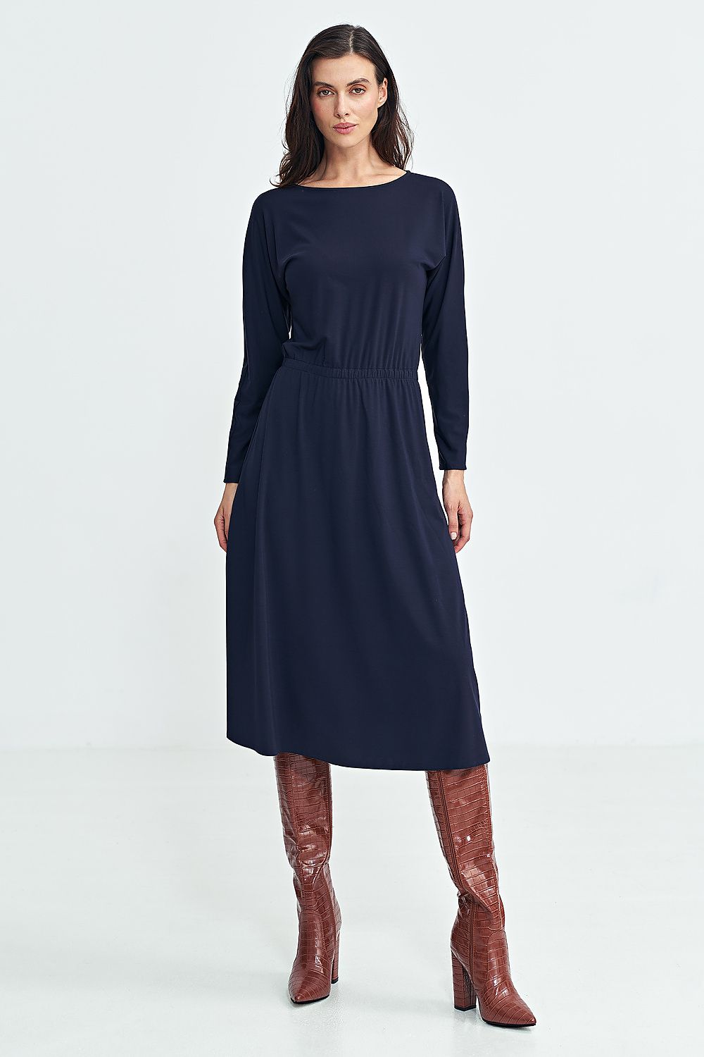 Nife Midi Daydress with a flattering elastic waistband, emphasizing a feminine silhouette in luxurious modal material.