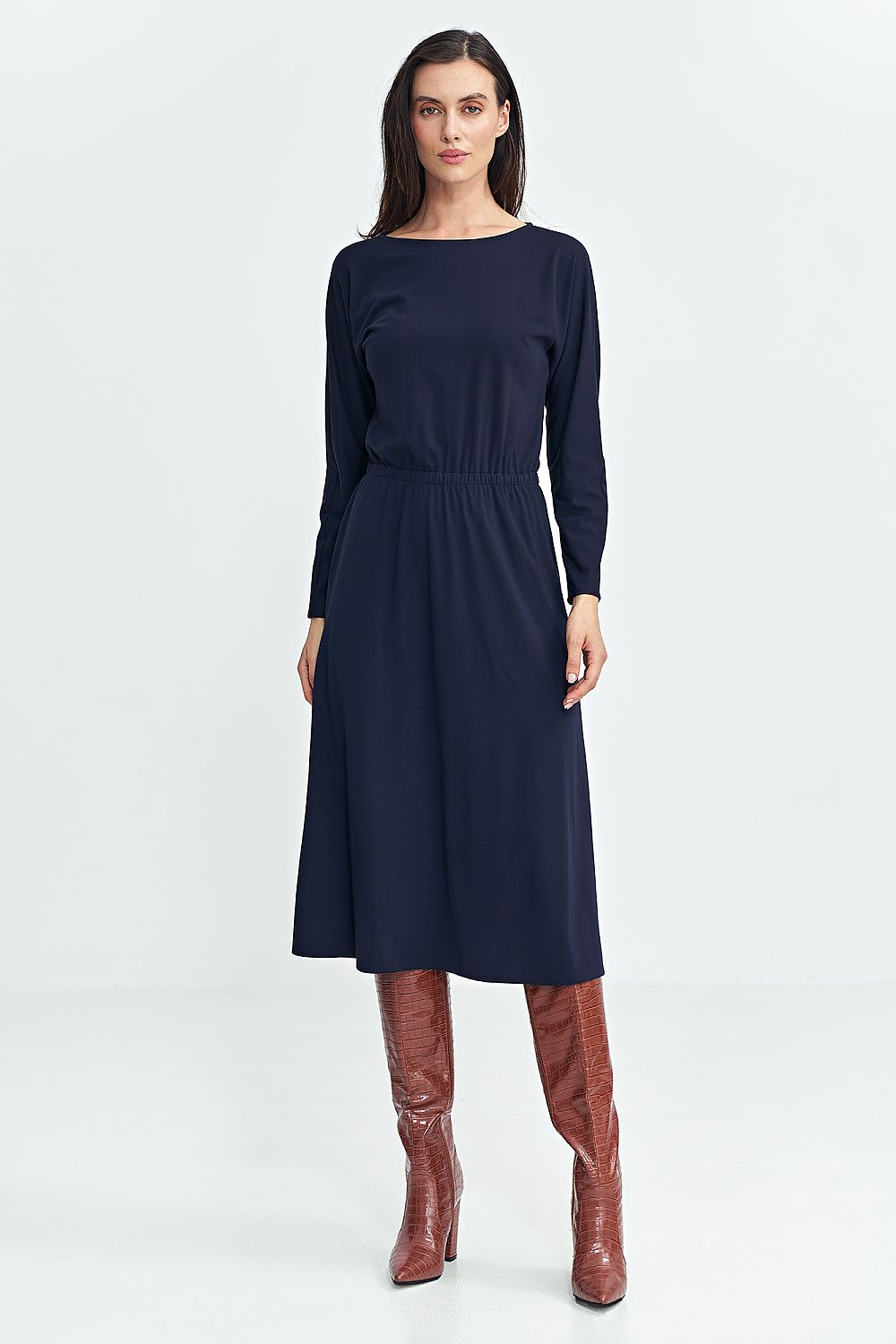 Feature of the Nife Elegant Midi Daydress highlighting the elegant midi length and relaxed fit for all-day comfort.