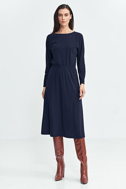 Feature of the Nife Elegant Midi Daydress highlighting the elegant midi length and relaxed fit for all-day comfort.
