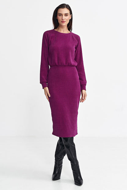 Elegant midi daydress with ruffle sleeves and elastic waistband from Nife, showcasing its luxurious ribbed knit fabric.