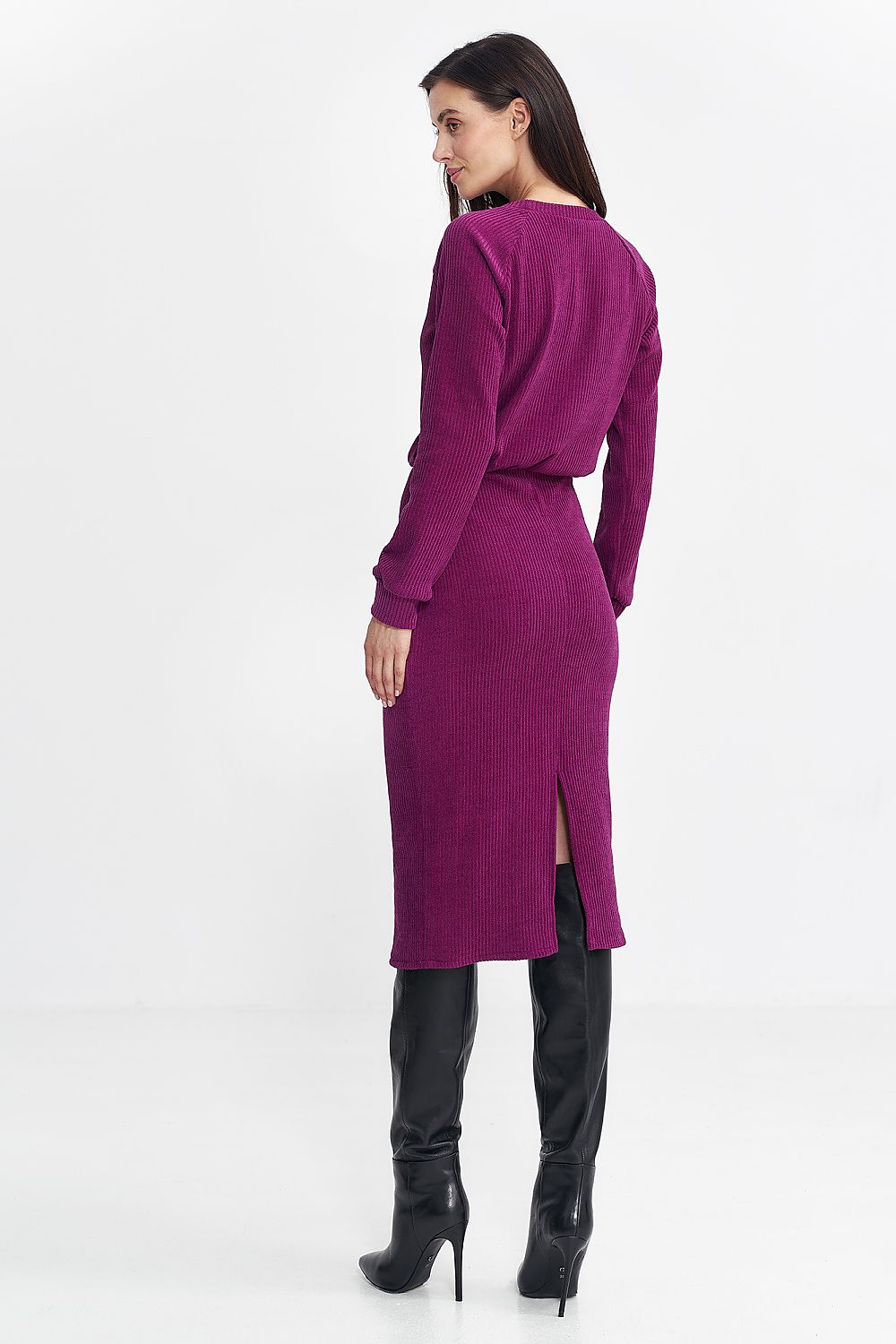 Back view of the Nife midi daydress, highlighting the original back slit and comfortable fit, perfect for a stylish silhouette.