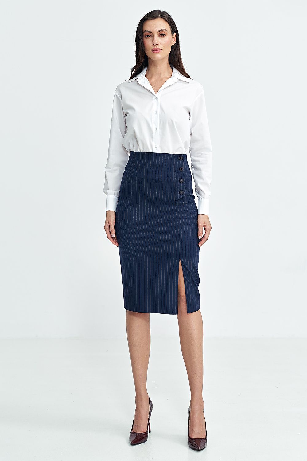 Stylish close-up of Nife's high-waisted skirt featuring tennis-type stripes, perfect for sophisticated dressing in sizes EU 36-42.