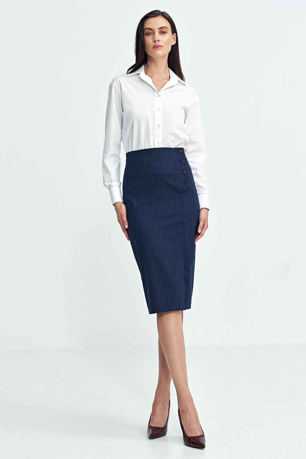 Fashion-forward Nife high-waisted skirt with flattering silhouette and comfortable fabric, available in sizes EU 36-42.