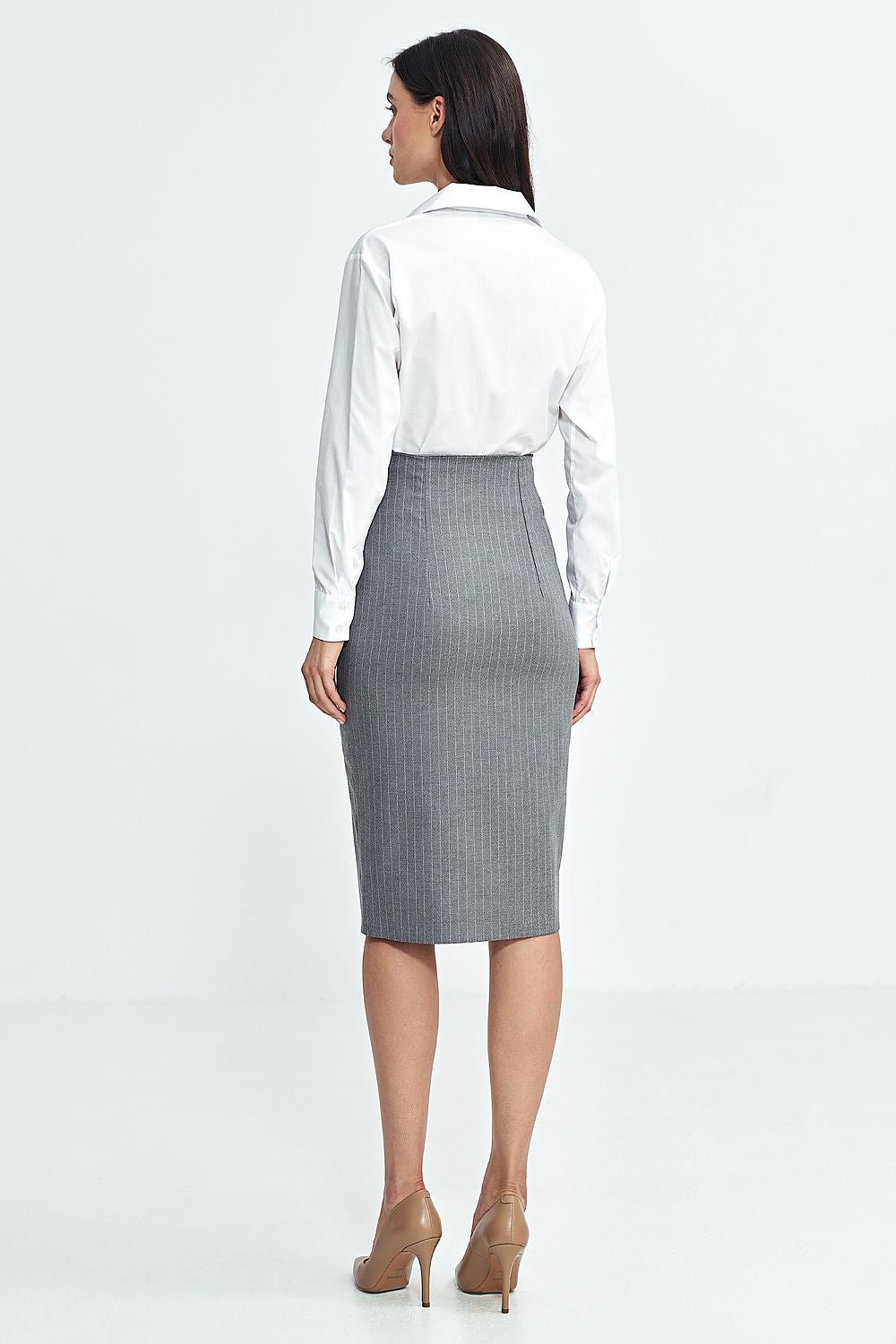 Chic below-the-knee high-waisted skirt by Nife, featuring a sophisticated slit and distinctive button closure, ideal for elegant occasions.