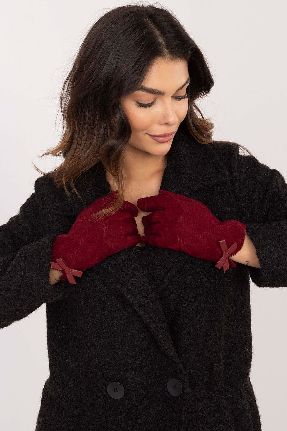 Stylish and warm women's gloves by AT, embellished with decorative bows and an embroidered flower for a touch of elegance.