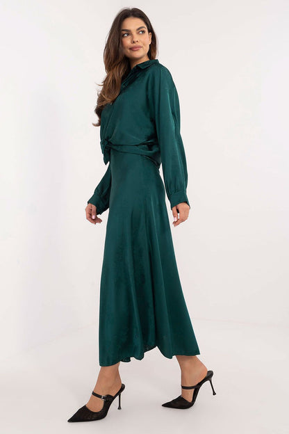 Stylish midi skirt by Italy Moda, showcasing comfortable fit and exquisite floral embroidery, perfect for various occasions.