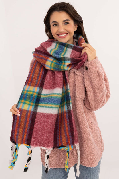 Chic styling of the 182 cm polyester scarf by AT, with a refined check pattern and decorative tassels, perfect for sophisticated winter fashion.