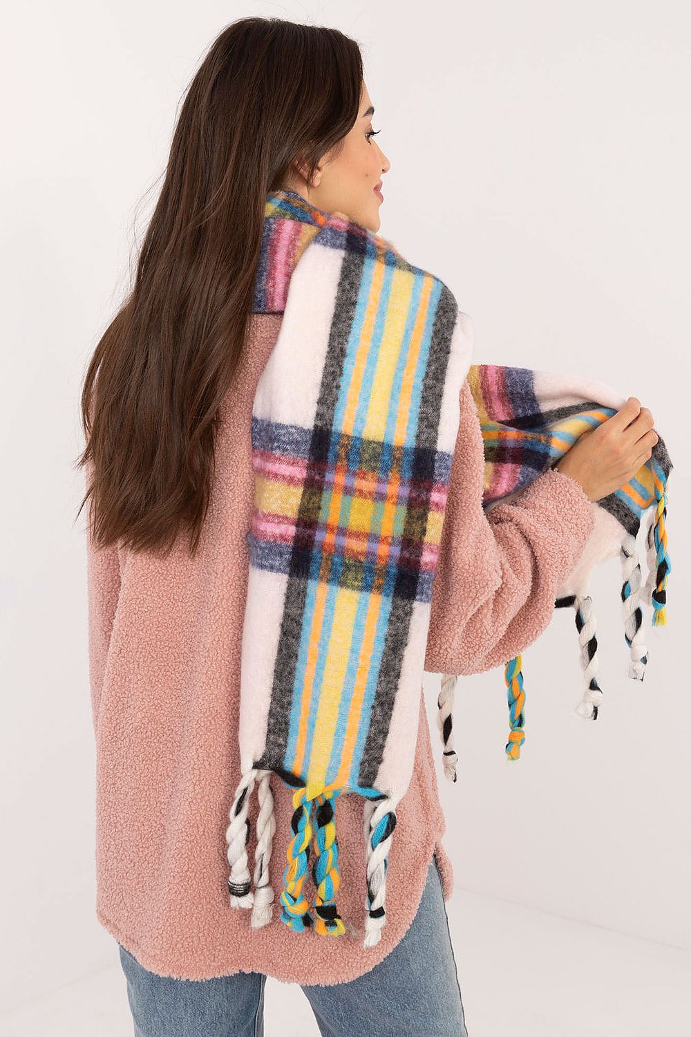 Luxurious 182cm long polyester scarf featuring a versatile check pattern and trendy tassels from AT for chic winter fashion.