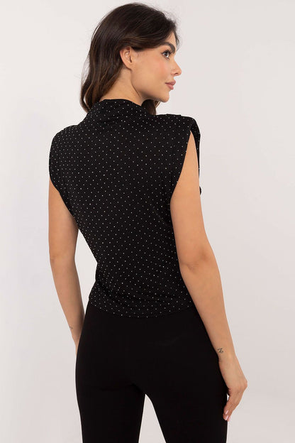 Close-up of Italy Moda's luxurious shoulder pads on an elegant sleeveless blouse, highlighting the stylish silhouette.