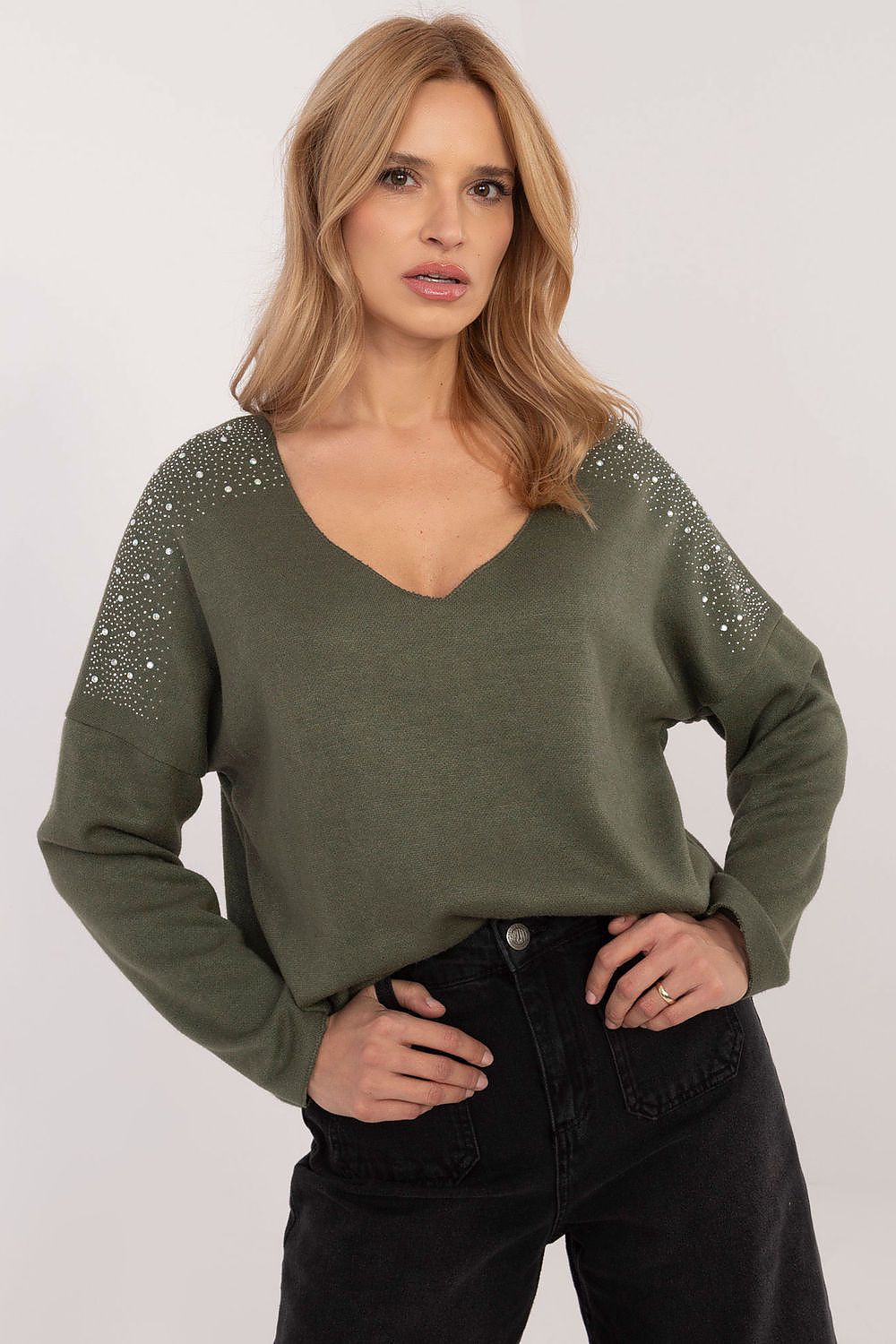 Italy Moda's elegant women's sweater in a classic round neckline, made from a comfortable viscose and spandex blend, ideal for stylish everyday wear.