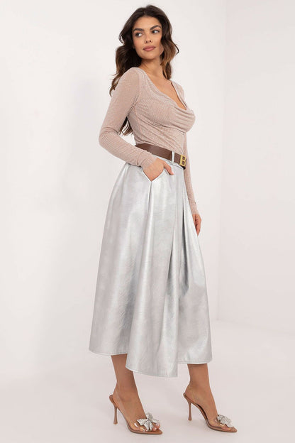Sophisticated Italian fashion: midi skirt in imitation leather by Italy Moda, showcasing a comfortable elasticated waistband and tailored fit.
