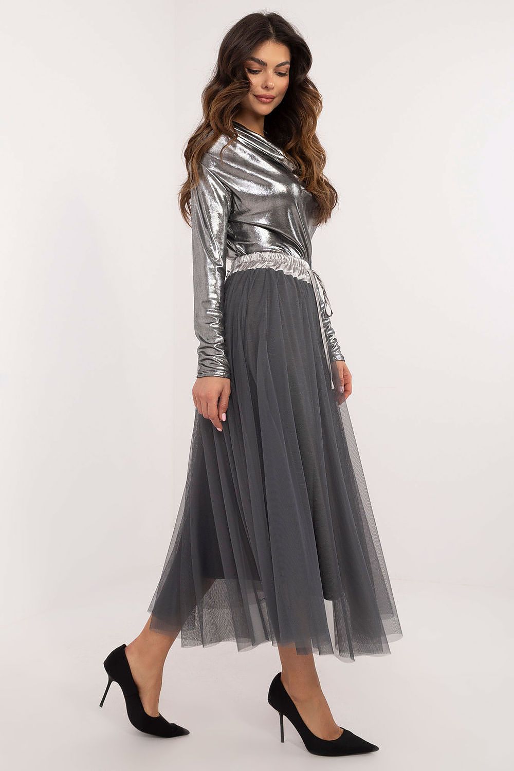 Close-up view of the Adjustable Tie Waist feature on the Elegant Casual Tulle Midi Skirt by Italy Moda, highlighting the luxurious design and comfort.