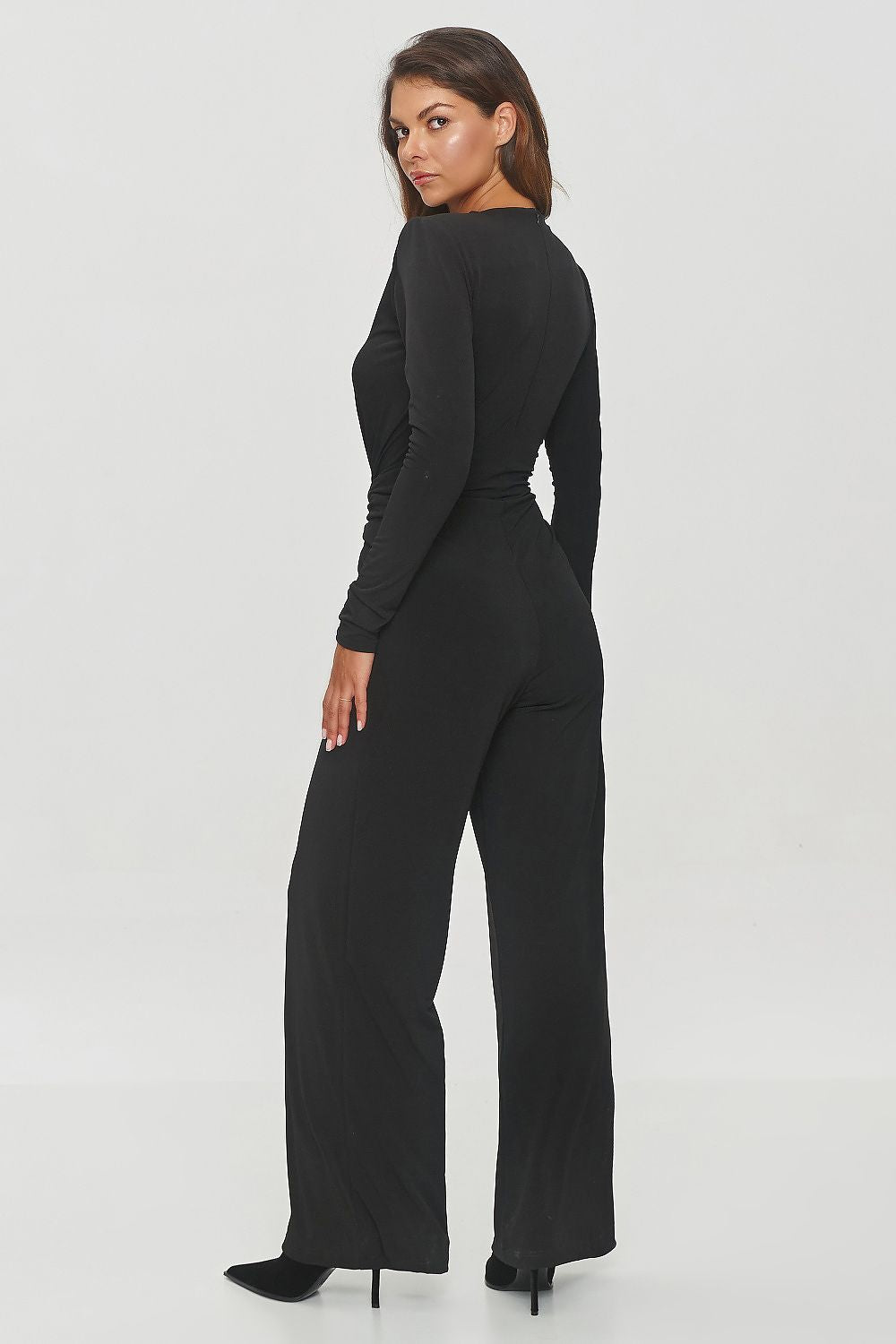 Elegant black jumpsuit by Makadamia featuring a V-neck, classy shoulder pads, and twisted knot waist, designed with wide legs for a sophisticated look, available in sizes EU 36 to 42.