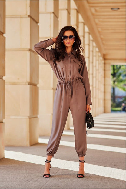 Stylish Roco Fashion jumpsuit showcasing a refined shirt collar, button fastening, and practical side pockets, ideal for modern women seeking comfort and elegance.
