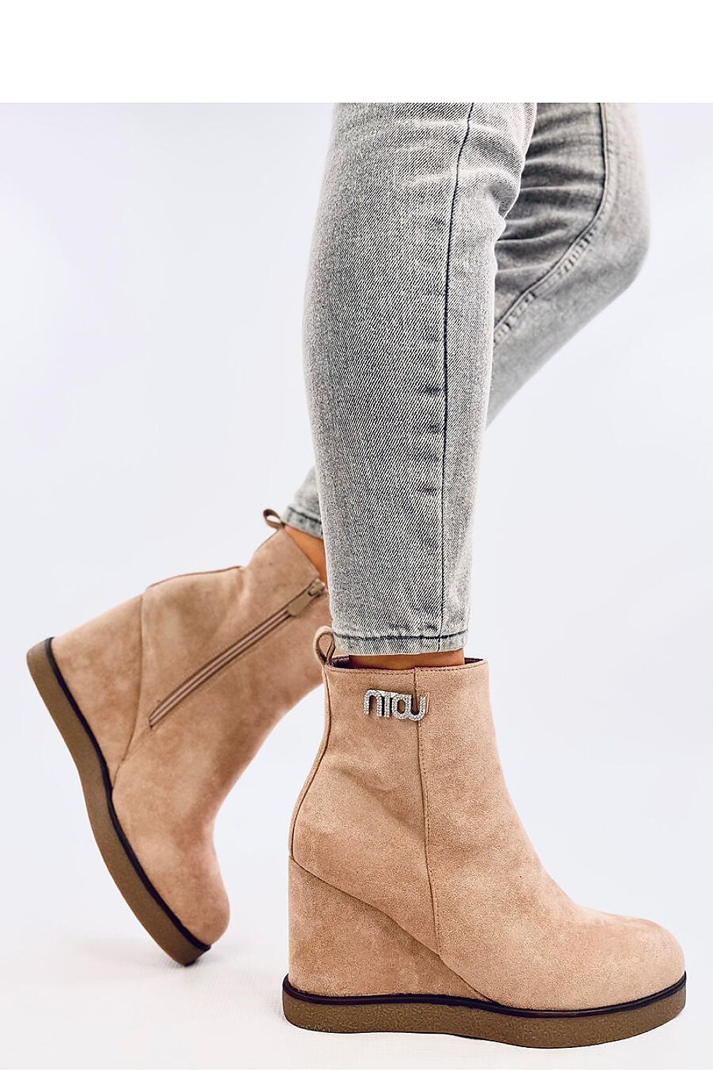 Detailed look at Inello's women's buskin boots, showcasing the soft fur lining and practical zipper closure for effortless wear.