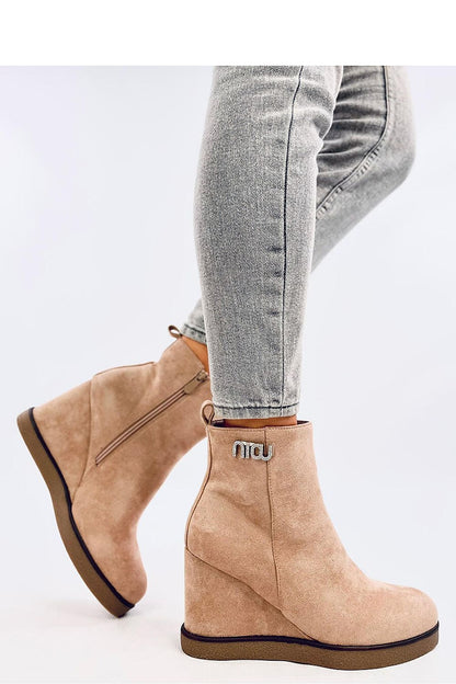 Detailed look at Inello's women's buskin boots, showcasing the soft fur lining and practical zipper closure for effortless wear.