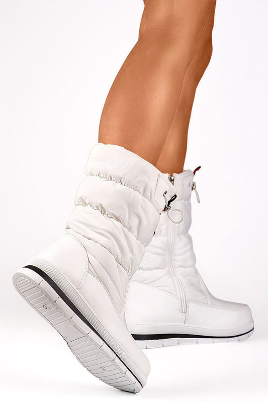 Elegant PRIMO white snow boots for women, showcasing a 27cm calf height and durable synthetic material, perfect for chic winter outings.