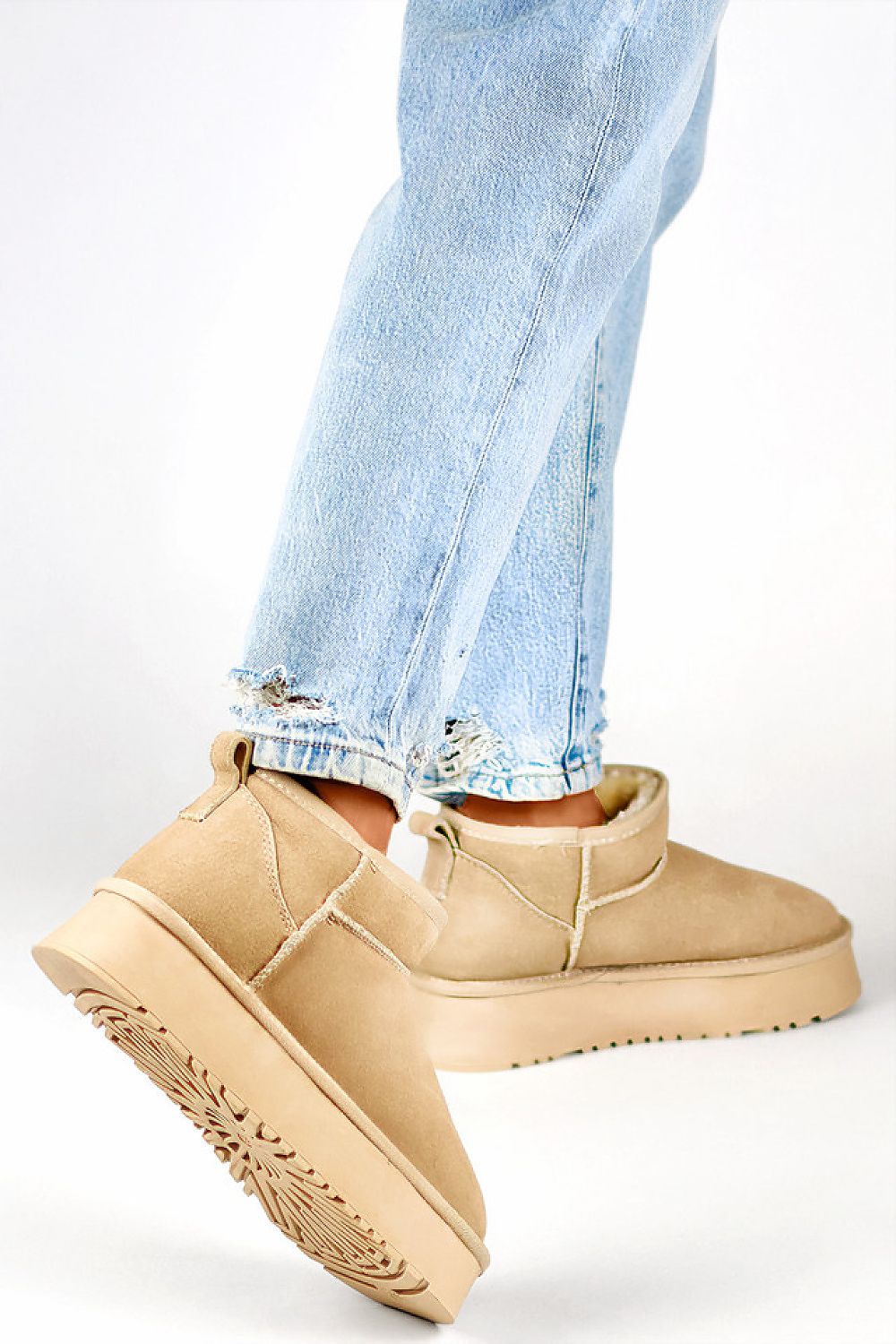 Stylish black women's snow boots from PRIMO, crafted from high-quality natural leather with a 5 cm platform, perfect for luxury winter fashion.